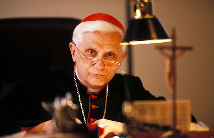 deLourdesaNinive - Consacrer Une Minute avec Marie!!! - Page 8 Ratzinger