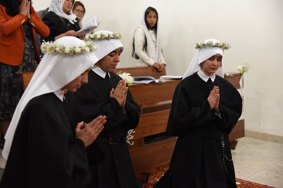 Enquête Sur La Famille Une Mystérieuse Communauté Religieuse Prises d'habit chez les Sœurs Servantes Réparatrices de la Sainte