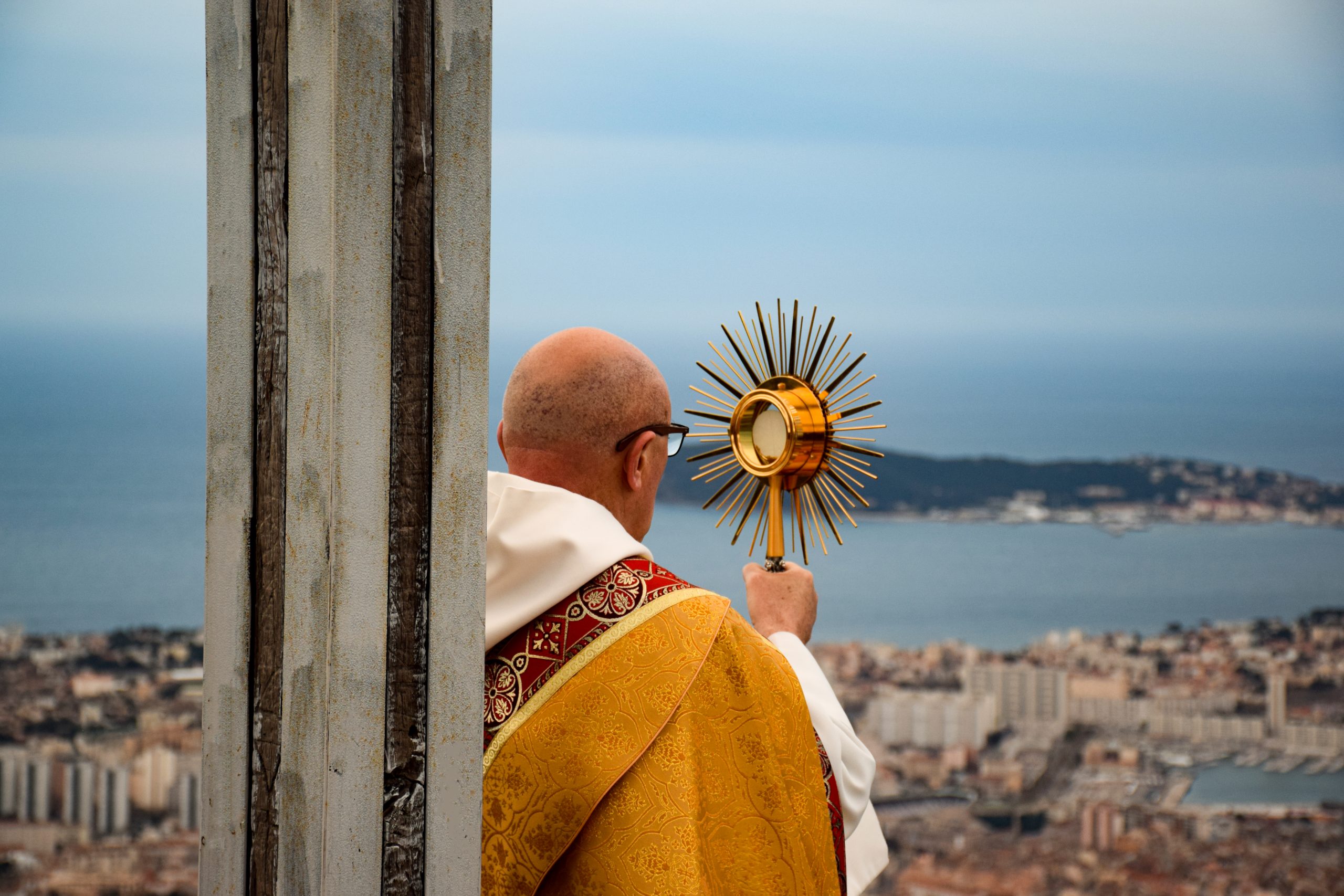 La bénédiction du Saint Sacrement à la Ville de Toulon, par Mgr Dominique Rey, le 17 mars 2020 (Photos) Monsiegneur-saint-sacrement-toulon7-scaled